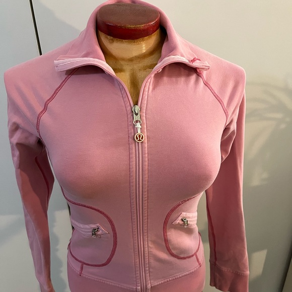 Lululemon zip up crop jacket. Used- Size 2 - Picture 3 of 7